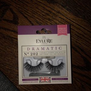 Dramatic eyelashes